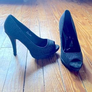 Black glitter, color is more like a charcoal grey. 3 inch heel